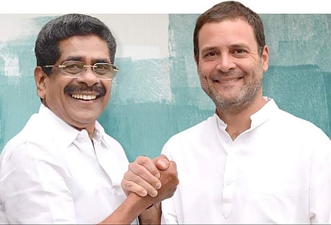 മുല്ലപ്പള്ളി രാഹുല്‍ഗാന്ധിക്കൊപ്പം/ ഫെയ്‌സ്ബുക്ക് ചിത്രം
