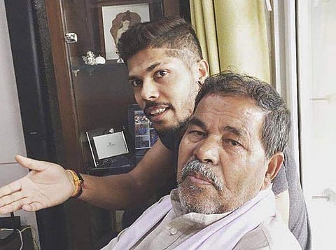 ഉമേഷ് യാ​ദവ് പിതാവിനൊപ്പം/ ഫെയ്സ്ബുക്ക്