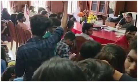 കാസർകോട് ​ഗവ.കോളജ് വിദ്യാർഥികൾ ഉപരോധം/ ചിത്രം ടെലിവിഷൻ ദൃശ്യം