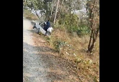 കാണ്ടാമൃഗത്തിന്റെ ആക്രമണം ഭയന്ന് പിന്നോട്ടെടുത്ത വാഹനം മറിയുന്ന ദൃശ്യം
