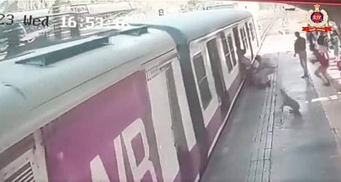 ഓടിക്കയറാന്‍ ശ്രമിക്കുന്നതിനിടെ വീണ സ്ത്രീയെ രക്ഷിക്കുന്ന ദൃശ്യം