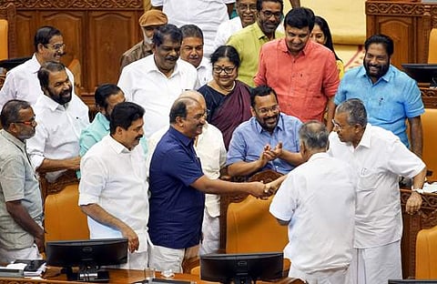 ബജറ്റ് അവതരണത്തിനു ശേഷം ധനമന്ത്രി കെഎന്‍ ബാലഗോപാലിനെ മുഖ്യമന്ത്രി പിണറായി വിജയന്‍ അഭിനന്ദിക്കുന്നു/പിടിഐ