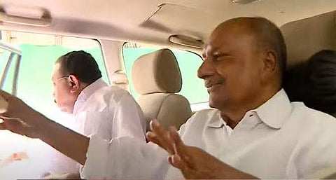 ഉമ്മന്‍ചാണ്ടിയെ കണ്ട് മടങ്ങുന്ന എകെ ആന്റണിയും എംഎം ഹസനും
