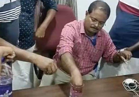 കൈക്കൂലി വാങ്ങുന്നതിനിടെ ഡോക്ടര്‍ പിടിയിലായപ്പോള്‍, സ്‌ക്രീന്‍ഷോട്ട്