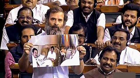 മോദിയും അദാനിയും തമ്മിലുള്ള ചിത്രം രാഹുല്‍ പാര്‍ലമെന്റില്‍ ഉയര്‍ത്തിക്കാട്ടിയപ്പോള്‍/ പിടിഐ