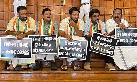 സത്യഗ്രഹമിരിക്കുന്ന എംഎല്‍എമാര്‍/ഫയല്‍ ചിത്രം