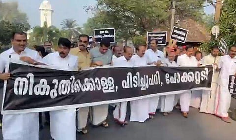 യുഡിഎഫ് എംഎല്‍എമാരുടെ പ്രതിഷേധ നടത്തം/ ടിവി ദൃശ്യം