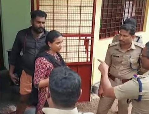 മോഷണം നടന്ന വീട്ടില്‍ പൊലീസ് എത്തി പരിശോധന നടത്തുന്നു/ ടെലിവിഷന്‍ ചിത്രം