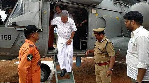 മുഖ്യമന്ത്രി പിണറായി വിജയന്‍ ഹെലികോപ്റ്ററില്‍/ഫയല്‍