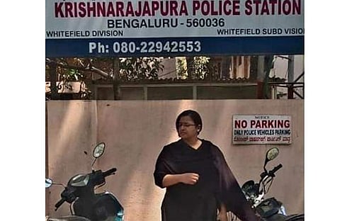 സ്വപ്‌ന സുരേഷ് കൃഷ്ണരാജപുര പൊലീസ് സ്റ്റേഷന് മുന്നില്‍, ഫെയ്‌സ്ബുക്ക്‌