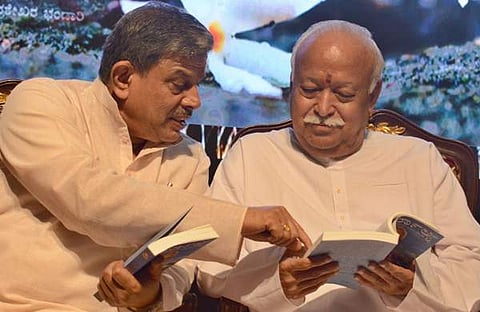 ആര്‍എസ്എസ് മേധാവി മോഹന്‍ ഭാഗവതിനൊപ്പം ദത്താത്രേയ/ഫയല്‍