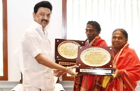 ബൊമ്മനെയും ബെല്ലിയേയും തമിഴ്‌നാട് മുഖ്യമന്ത്രി ആദരിക്കുന്നു/ട്വിറ്റര്‍