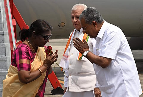 രാഷ്ട്രപതി ദ്രൗപദി മുര്‍മുവിനെ മുഖ്യമന്ത്രി സ്വീകരിക്കുന്നു