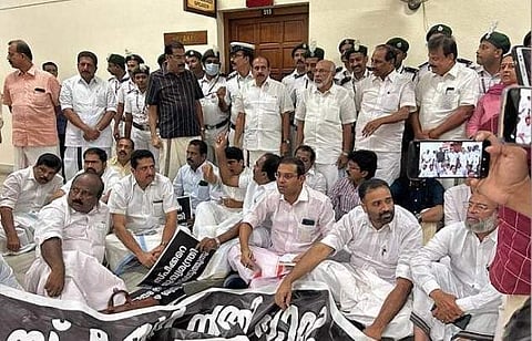 സ്പീക്കര്‍ ഓഫീസിന് മുന്നില്‍ പ്രതിപക്ഷ എംഎല്‍എമാരുടെ പ്രതിഷേധം, ഫോട്ടോ: എക്‌സ്പ്രസ്