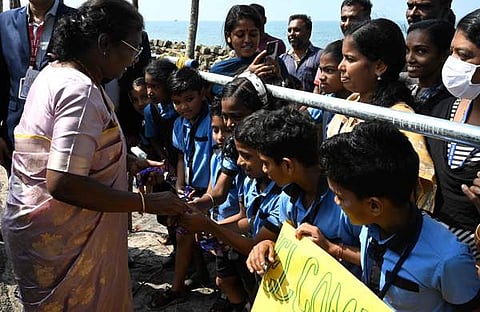 കുട്ടികള്‍ക്ക് ചോക്ലേറ്റ് വിതരണം ചെയ്യുന്ന രാഷ്ട്രപതി