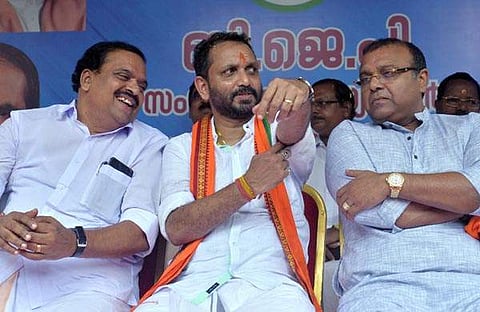 തുഷാര്‍ വെള്ളാപ്പള്ളി ബിജെപി നേതാക്കളായ കെ സുരേന്ദ്രനും പികെ കൃഷ്ണദാസിനും ഒപ്പം/ഫയല്‍