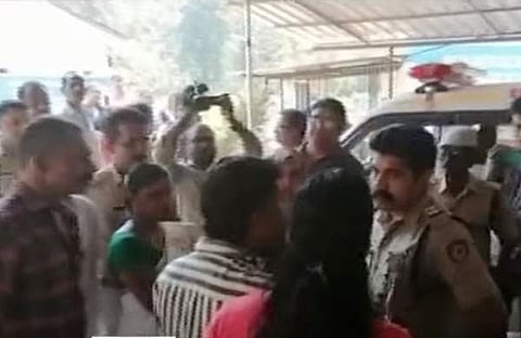 ആശുപത്രിയില്‍ നാട്ടുകാരുടെ പ്രതിഷേധം/ ടെലിവിഷന്‍ ചിത്രം