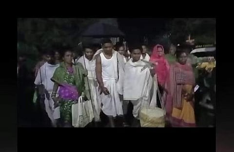 വരനും സുഹൃത്തുക്കളും ബന്ധുക്കളും ചേര്‍ന്ന് താലികെട്ടാനായി വധുവിന്റെ വീട്ടിലേക്ക് പോകുന്നതിന്റെ വീഡിയോ ദൃശ്യം