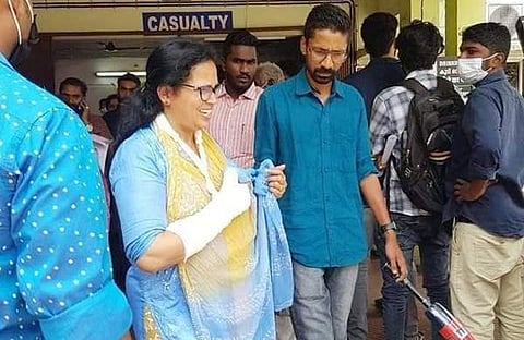 നിയമസഭയിലെ സംഘര്‍ഷത്തെ തുടര്‍ന്ന പരിക്കേറ്റ് കൈക്ക് പ്ലാസ്റ്ററിട്ട് കെകെ രമ