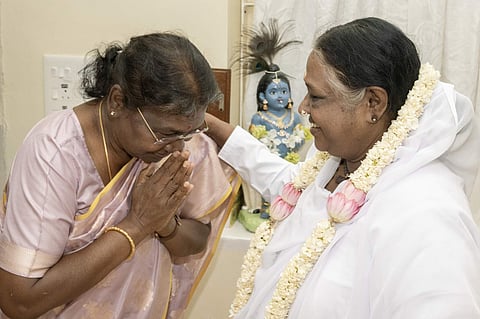 മാതാ അമൃതാനന്ദമയിയെ സന്ദർശിച്ച് രാഷ്ട്രപതി/ ചിത്രം ഫെയ്‌സ്‌ബുക്ക്