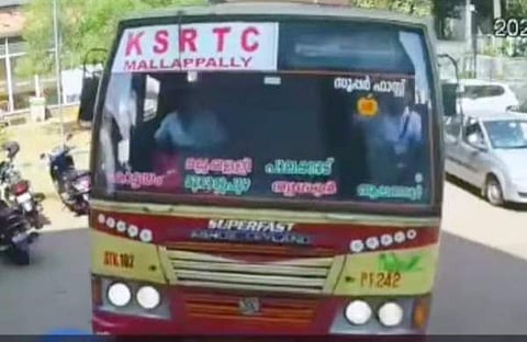 യാത്രക്കാരിയെ രക്ഷിക്കാന്‍ ചീറിപ്പാഞ്ഞ കെഎസ്ആര്‍ടിസി ബസിന്റെ ദൃശ്യം