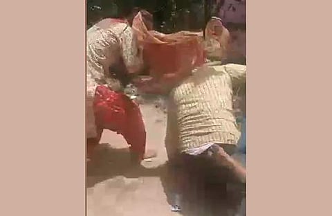 മാതാപിതാക്കള്‍ അധ്യാപകനെ മര്‍ദിക്കുന്നു/വീഡിയോ സ്‌ക്രീന്‍ഷോട്ട്