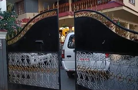 വേലായുധന്‍ നായരുടെ വീട്ടില്‍ നടന്ന റെയ്ഡിന്റെ ദൃശ്യം