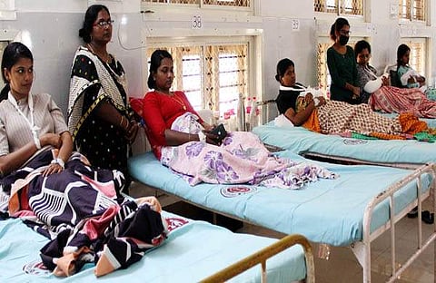 പരിക്കേറ്റ വാച്ച് ആന്റ് വാര്‍ഡുമാര്‍ ആശുപത്രിയില്‍/ ചിത്രം: ന്യൂ ഇന്‍ഡ്യന്‍ എക്‌സ്പ്രസ്‌