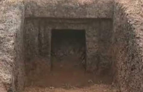കാസര്‍കോട് കണ്ടെത്തിയ ചെങ്കല്ലറയുടെ ദൃശ്യം