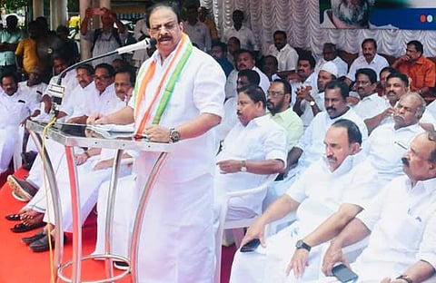 കെ സുധാകരന്‍ സത്യഗ്രഹസമരത്തില്‍ സംസാരിക്കുന്നു/ ഫെയ്‌സ്ബുക്ക്