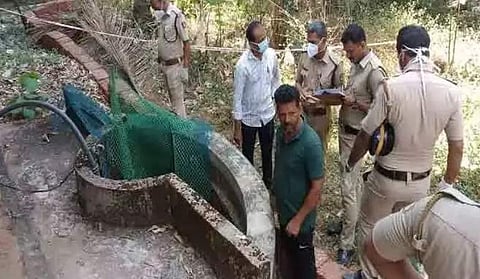 മൃതദേഹം കണ്ട കിണറ്റിന് സമീപം പൊലീസ് പരിശോധന നടത്തുന്നു