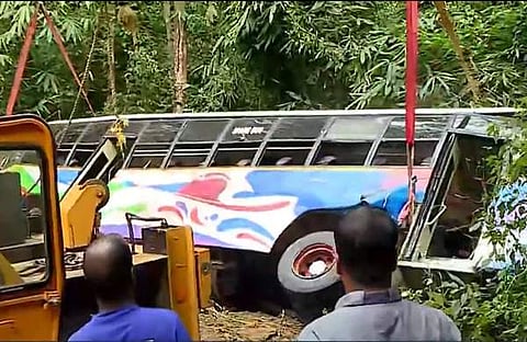 അപകടത്തില്‍പ്പെട്ട ബസ് ക്രെയിന്‍ ഉപയോഗിച്ച് ഉയര്‍ത്തുന്ന ദൃശ്യം, സ്‌ക്രീന്‍ഷോട്ട്