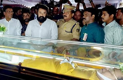 ഇന്നസെന്റിന് അന്ത്യാഞ്ജലി അര്‍പ്പിച്ച് മോഹന്‍ലാല്‍/ ചിത്രം: ന്യൂ ഇന്‍ഡ്യന്‍ എക്‌സ്പ്രസ്