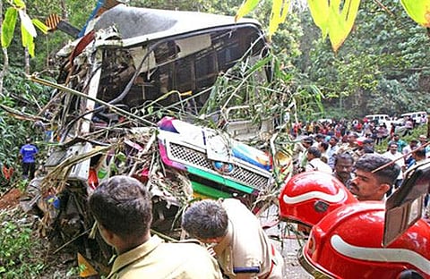 അപകടത്തില്‍പ്പെട്ട ബസ്/ എക്‌സ്പ്രസ്  ചിത്രം
