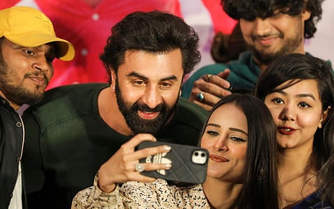 തു ജൂതി മെയ്ൻ മക്കാർ സിനിമയുടെ പ്രമോഷൻ പരിപാടിക്കിടെ ആരാധകർക്കൊപ്പം സെൽഫിക്ക് പോസ് ചെയ്യുന്ന രൺബീർ കപൂർ/ ചിത്രം; പിടിഐ