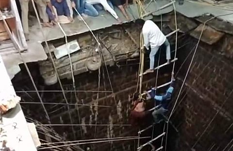 ക്ഷേത്രക്കുളം തകര്‍ന്ന് കുടുങ്ങിയവരെ രക്ഷിക്കുന്ന ദൃശ്യം, പിടിഐ