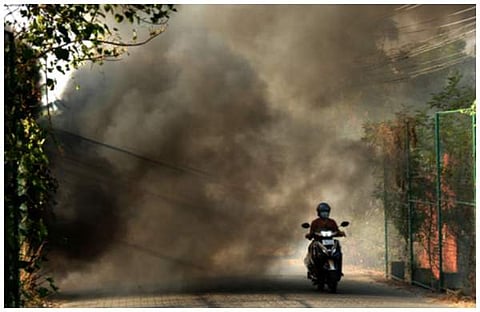 തീപിടത്തതെ തുടര്‍ന്ന് നഗരത്തില്‍ വ്യാപിച്ച പുക/എക്‌സ്പ്രസ് ഫോട്ടോ