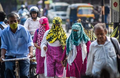 ഷോൾ ഉപയോ​ഗിച്ച് മുഖം മറച്ച് ചൂടിനെ പ്രതിരോധിക്കുന്നു/ എക്സ്പ്രസ് ചിത്രം