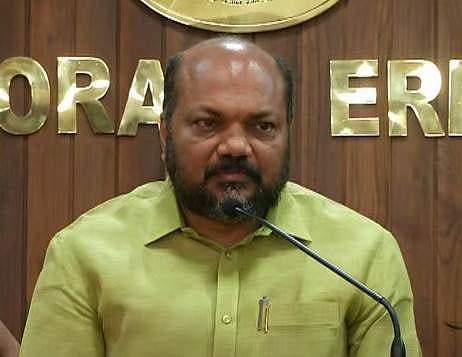 എറണാകുളം കലക്ടറേറ്റില്‍ വിളിച്ചുചേര്‍ത്ത പ്രത്യേക യോഗത്തിന് ശേഷം മാധ്യമങ്ങളോട് സംസാരിക്കുന്ന പി രാജീവ്
