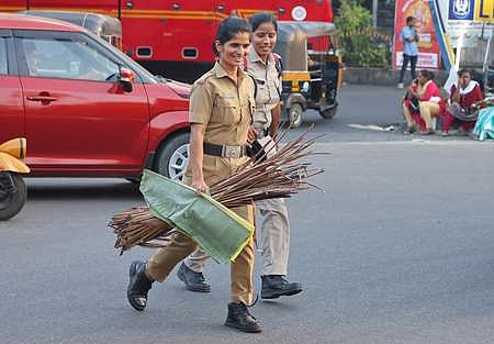 ആറ്റുകാൽ പൊങ്കാല ഡ്യൂട്ടിക്കിടെ വനിതാ പൊലീസ് ഉദ്യോഗസ്ഥർ/ ചിത്രം: ബി പി ദീപു
