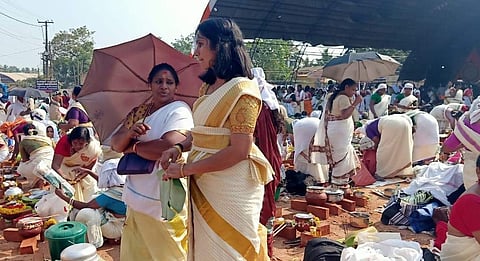 ദേവിക്ക് പൊങ്കാല അര്‍പ്പിക്കുന്ന ദൃശ്യം, ഫോട്ടോ: എക്‌സ്പ്രസ്