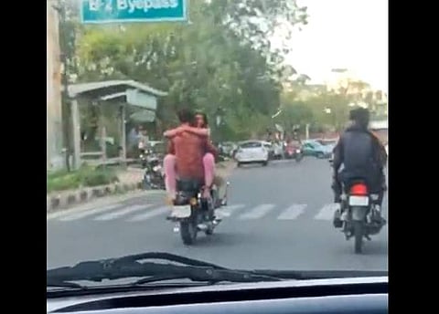 ബൈക്കില്‍ കെട്ടിപ്പിടിച്ച് കമിതാക്കള്‍, സ്‌ക്രീന്‍ഷോട്ട്