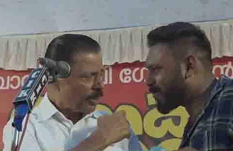 എംവി ഗോവിന്ദന്‍ മൈക്ക് ഓപ്പറേറ്ററെ ശകാരിക്കുന്നു/വീഡിയോ സ്‌ക്രീന്‍ഷോട്ട്