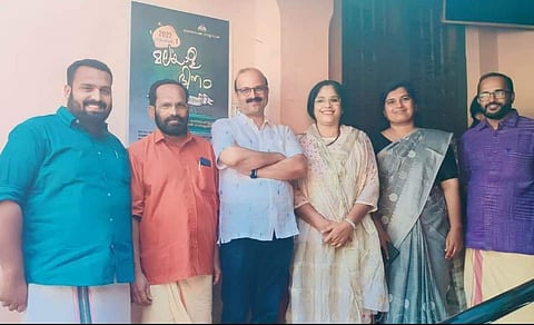 വിവാഹശേഷം ഷീനയും ഷുക്കൂറും സുഹൃത്തുക്കള്‍ക്കൊപ്പം/ ഫെയ്‌സ്ബുക്ക്‌