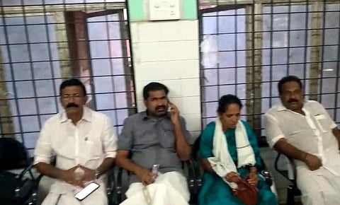 ടിജെ സനീഷ് കുമാര്‍ എംഎല്‍എ മെഡിക്കല്‍ കോളജില്‍ കുത്തിയിരിപ്പ് സമരം നടത്തുന്നു/ വീഡിയോ ദൃശ്യം