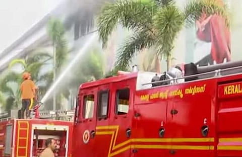 കോഴിക്കോട്  തീപിടിത്തം/ ചിത്രം ടെലിവിഷൻ സ്ക്രീൻഷോട്ട്