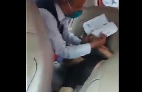 വില്‍പ്പത്രത്തില്‍ മരിച്ച സ്ത്രീയുടെ വിരലടയാളം പതിപ്പിക്കുന്ന ദൃശ്യം