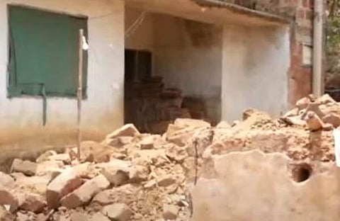 കണ്ണൂരില്‍ പൊളിച്ചുമാറ്റുന്നതിനിടെ ഇടിഞ്ഞ വീട്/ ടെലിവിഷന്‍ ചിത്രം