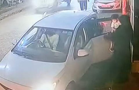 കാറിന് തീപിടിക്കുന്നതിന് തൊട്ടുമുന്‍പുള്ള ദൃശ്യം, സ്‌ക്രീന്‍ഷോട്ട്‌
