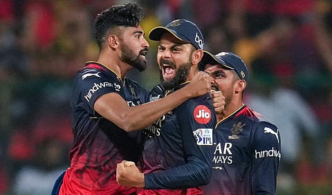 സഹ താരങ്ങൾക്കൊപ്പം വിക്കറ്റ് നേട്ടമാഘോഷിക്കുന്ന  വിരാട് കോഹ്‌ലി/ പിടിഐ